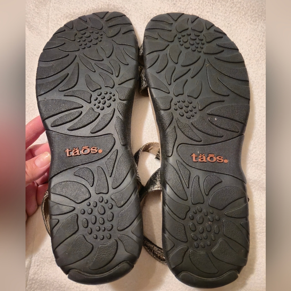 Taos Footwear Women's Silver Patterned Sandals. View shoe details - Picture 9 of 10
